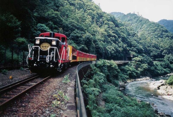 【岡山・倉敷発】 京の奥座敷・高雄川床料理と嵯峨野トロッコ列車 日帰り2